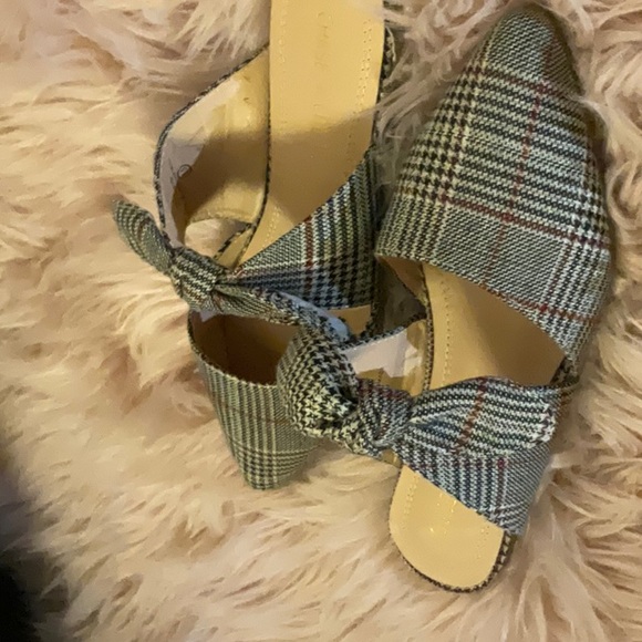 These chase and Chloe flats include a pointed end with a large bow - Picture 3 of 4